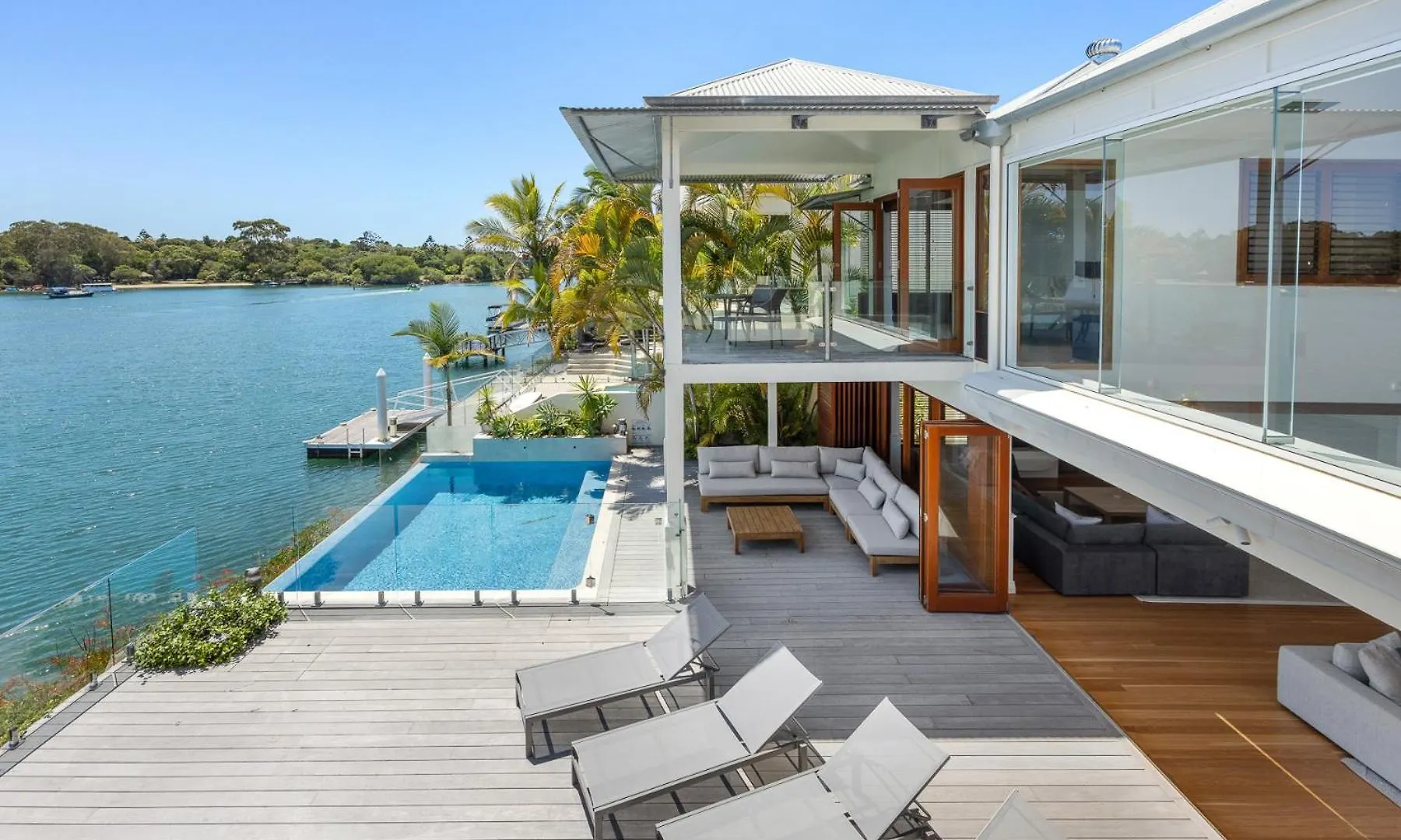 Riverside Elegance On Noosa Parade